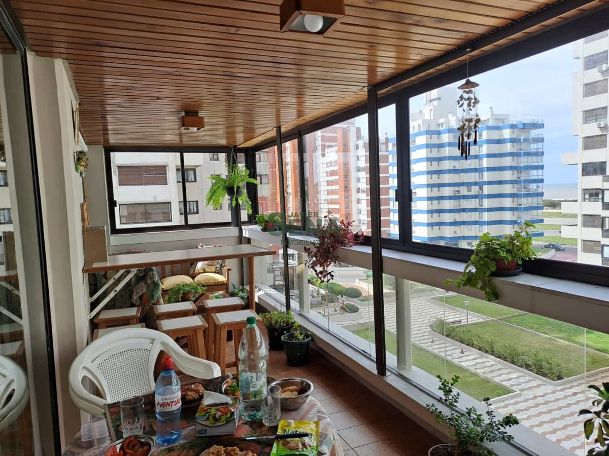 Venta de apartamento en la brava, 2 dormitorios, 2 baños, balcon, gran vista al mar.