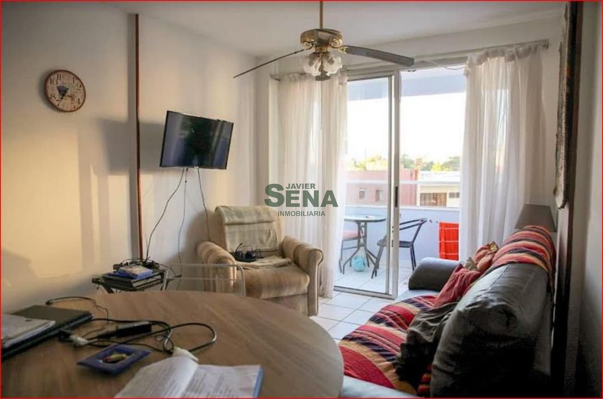 Venta y alquiler de apartamento en la Mansa, 1 dormitorio, baño, con servicios, a metros del mar.