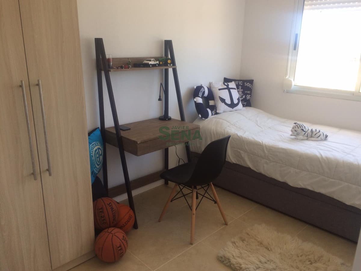 Venta de apartamento cerca del centro de Maldonado, 3 dormitorios, baño.