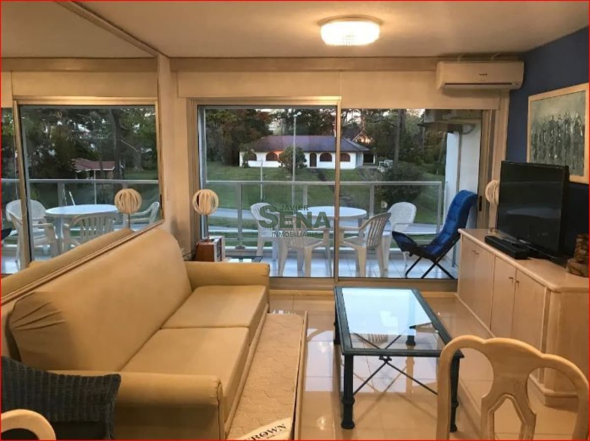 Alquiler de apartamento en la Mansa, 2 dormitorios, 2 baños, piscina, canchas, frente al mar.