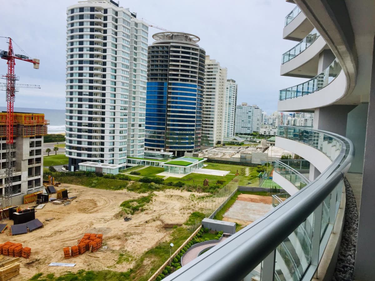 Venta y alquiler de apartamento en la Brava, 4 dormitorios, 4 baños, todos los servicios.