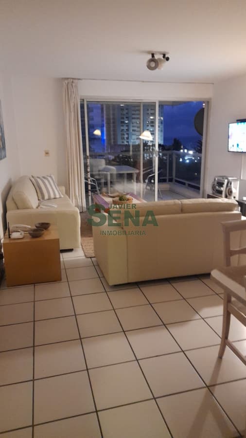 Alquiler de apartamento en la Mansa, de 3 dormitorios y 2 baños con servicios.