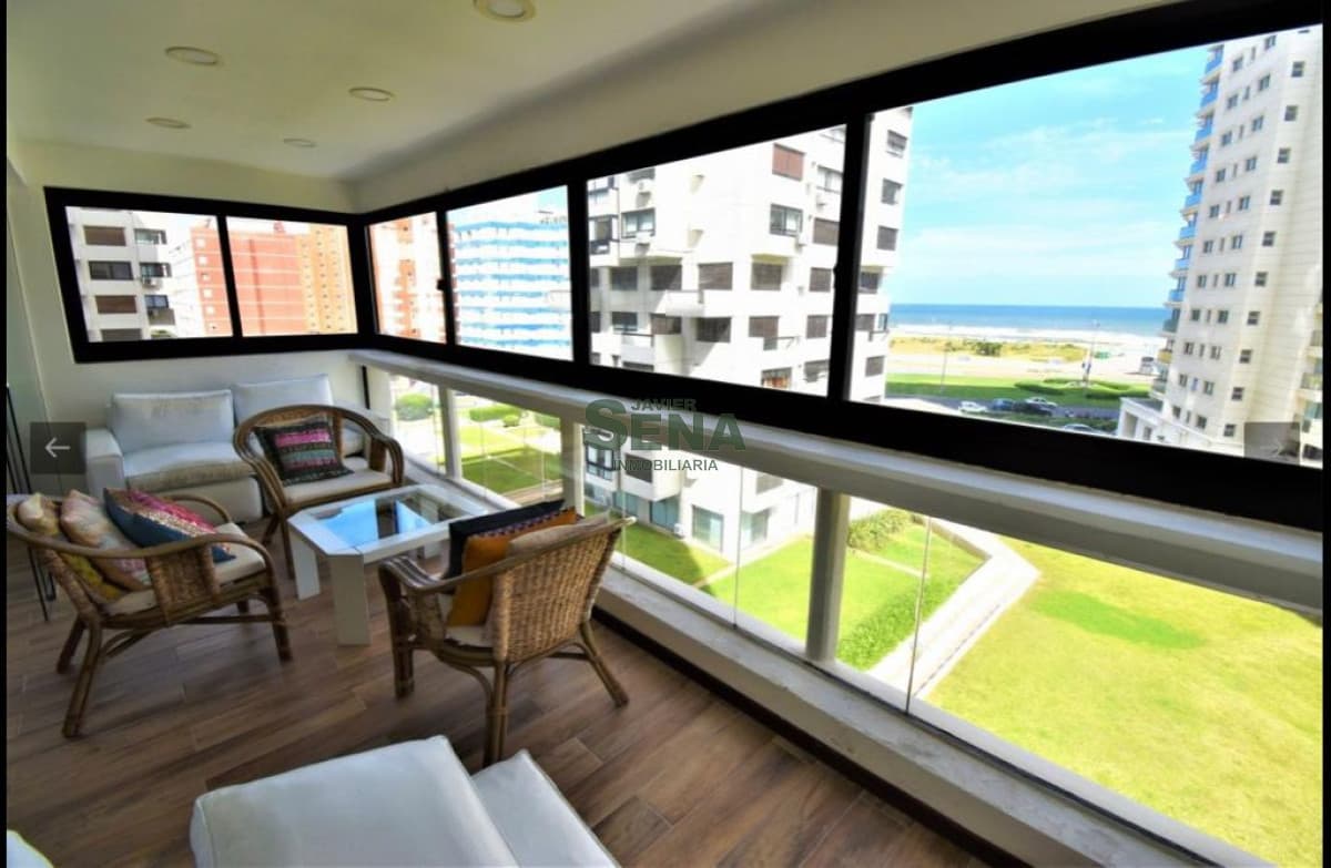 Venta de apartamento en la brava, 3 dormitorios, 2 baños, balcon, buena vista al mar.