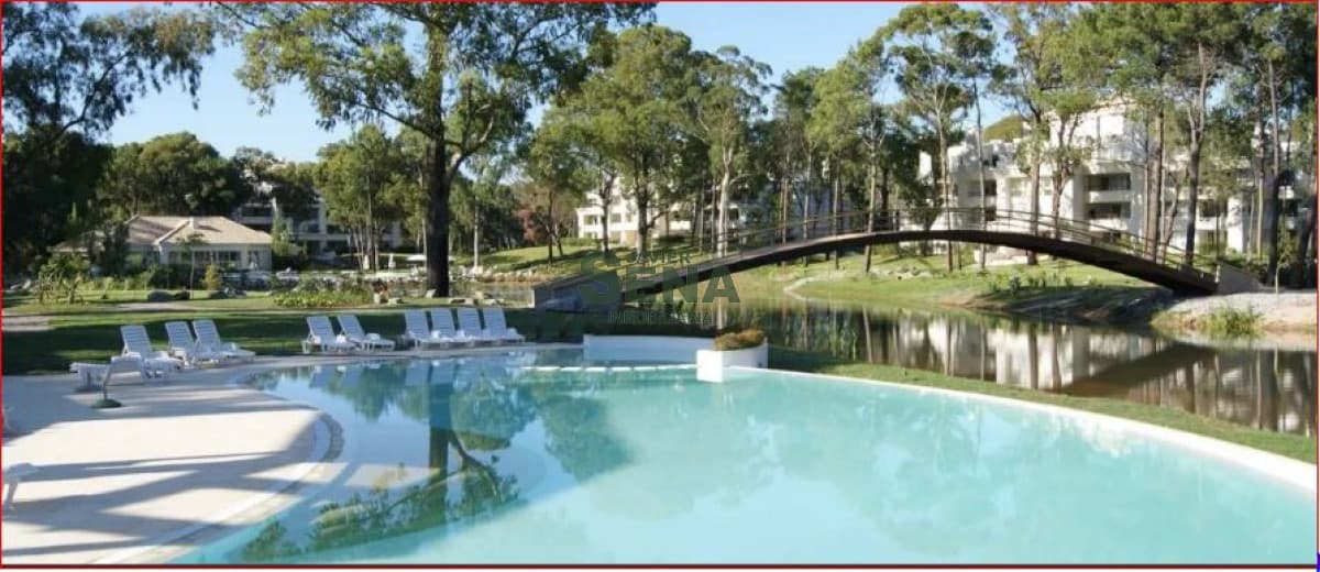 Alquiler de apartamento en Solanas, 1 dormitorio, baño, piscina, servicios.