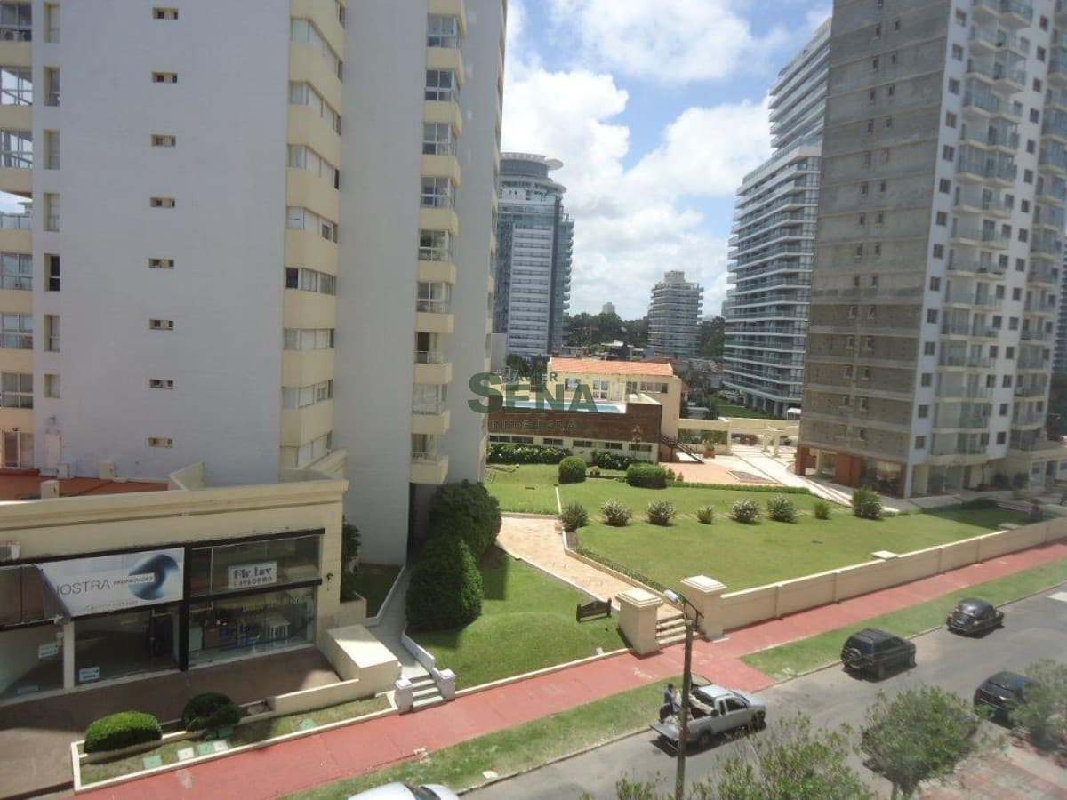 Alquiler de apartamento en la Brava, de 1 dormitorio y medio con balcon.