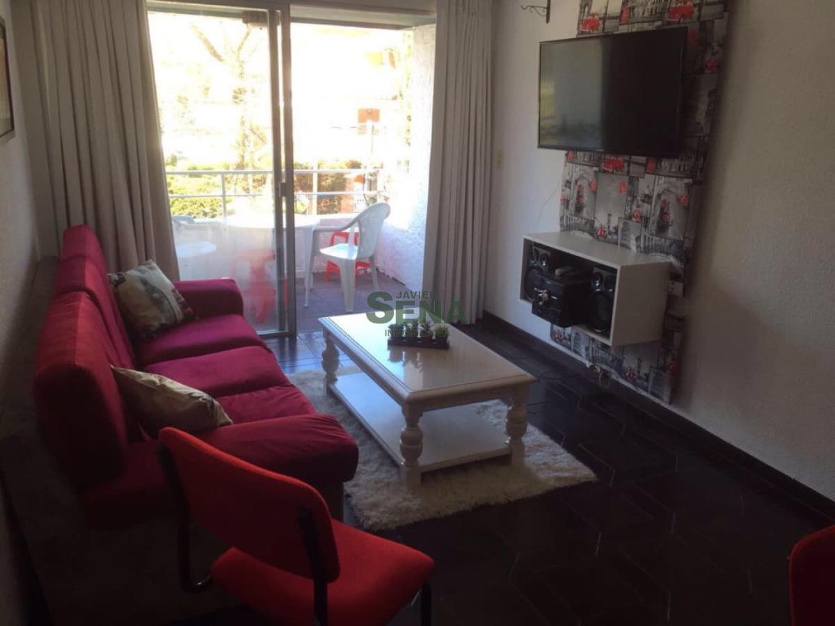 Alquiler de apartamento en Peninsula, 1 dormitorio y medio, baño, balcon.