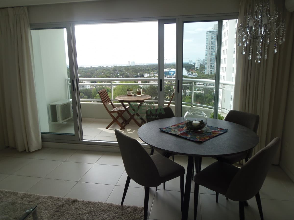 Venta de apartamento en Av . Roosevelt, 1 dormitorios y medio, baño, y todos los servicios.