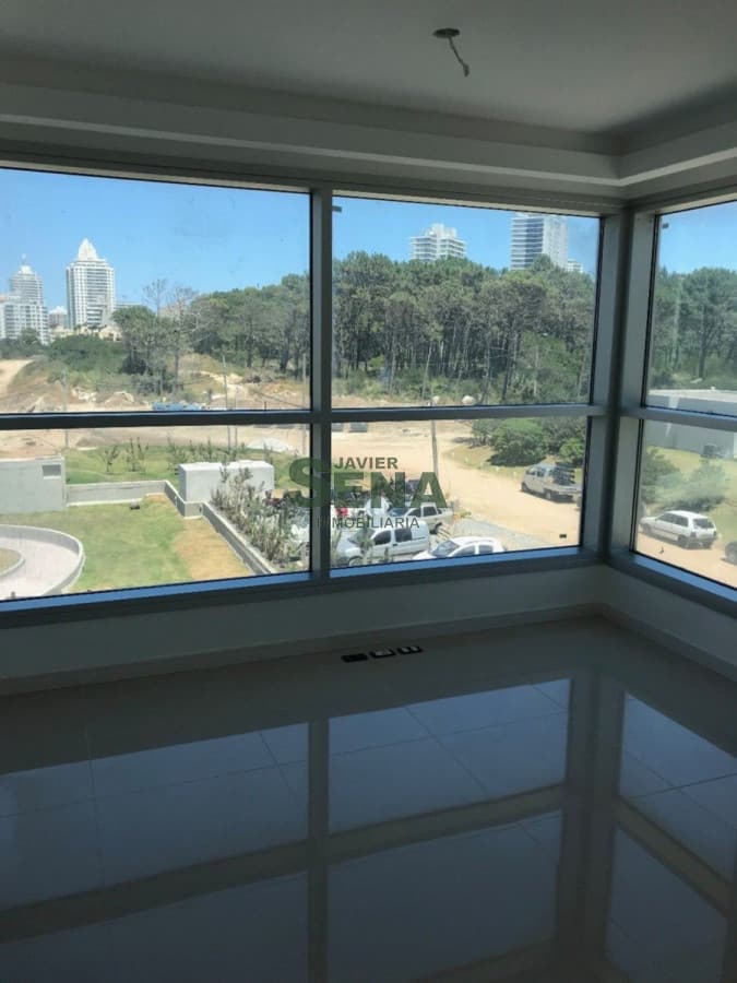 Venta de apartamento en la Brava, 3 dormitorios, 4 baños, buena vista y todos los servicios.
