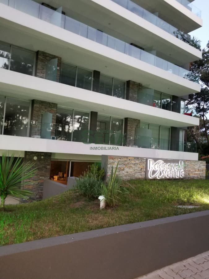 Alquiler de apartamento en la Roosevelt, 1 dormitorio y medio, baño, con servicios.