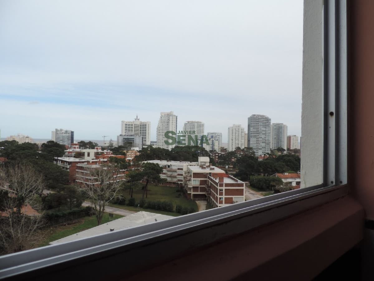 Alquiler en la Brava, 3 dormitorios, 2 baño, buen edificio.