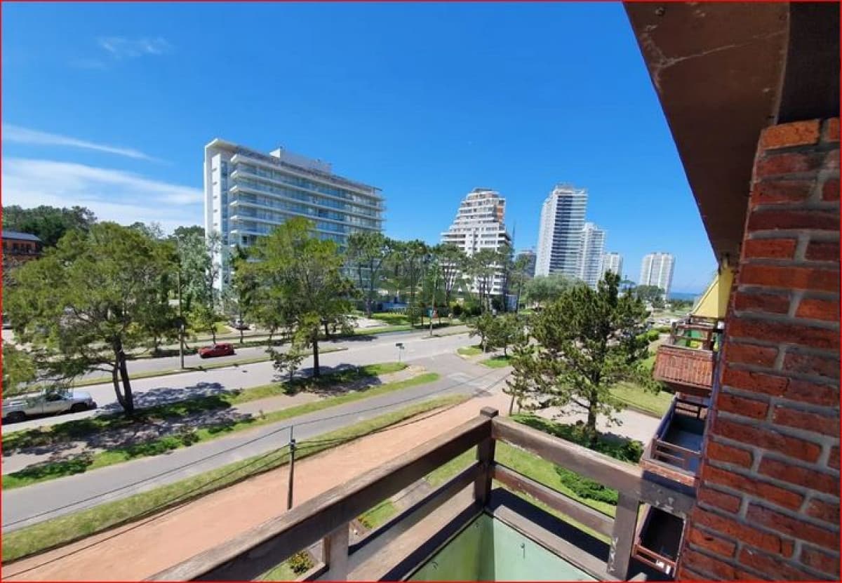 Alquiler de apartamento zona Roosevelt, 3 dormitorios, 2 baños, piscina, cerca del mar.