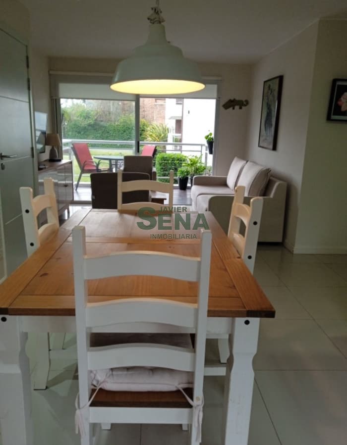 Venta de apartam en Rincon del Indio, 2 dorm, 2 baños, servicios, casi nuevo.