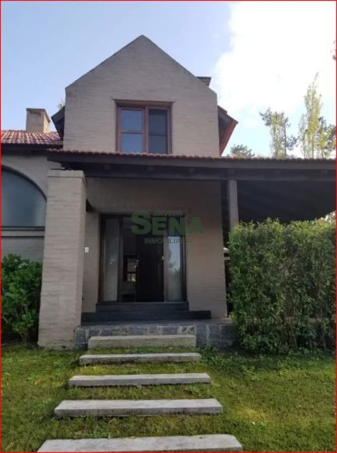 Alquiler de casa en Pinares, 2 dormitorios, 2 baños, piscina, lindo lugar.