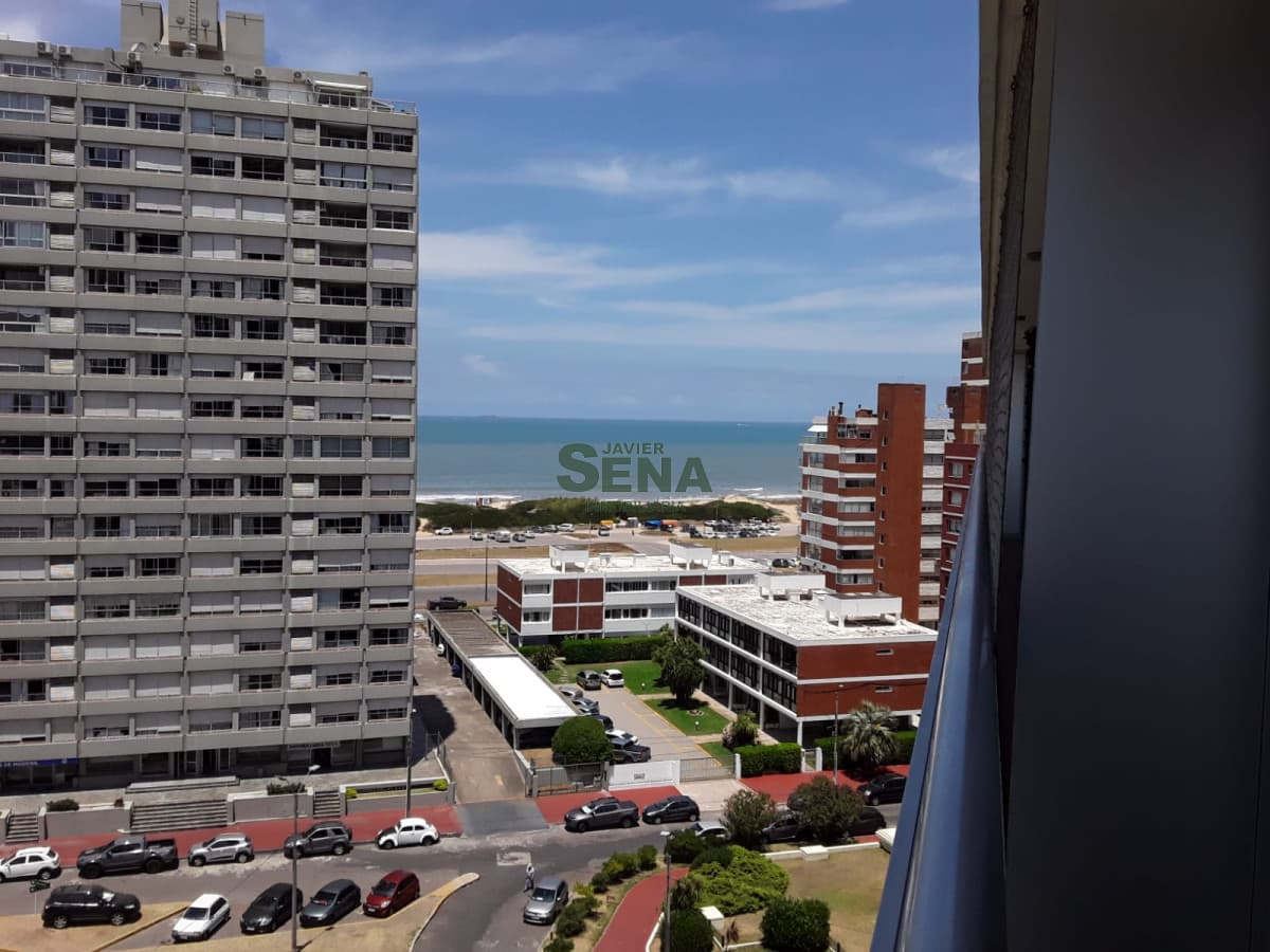 Alquiler de apartamento en la Brava, 1 dormitorio, baño, piscina, balcon linda vista y moderno.