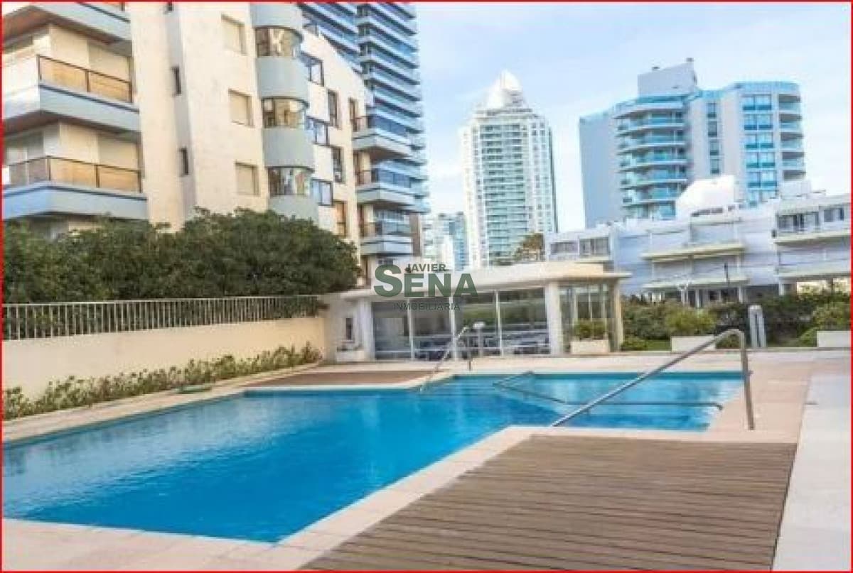 Alquila apartamento en la Brava, 4 dormitorios, 3 baños, piscina, frente al mar.