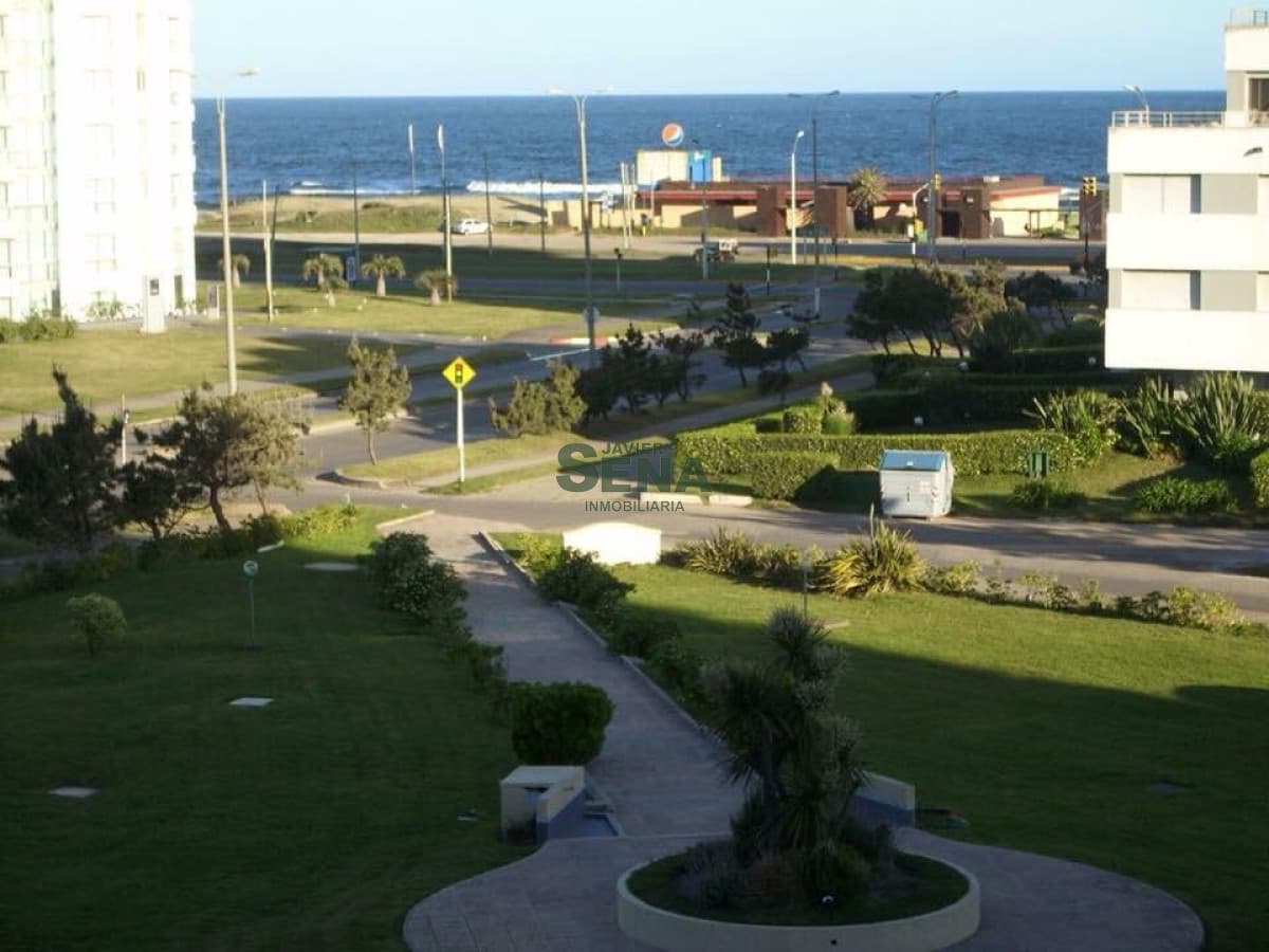 Alquiler de apartamento en la brava, 1 dormitorio y medio, baño, balcon, jardin, a metros del mar.