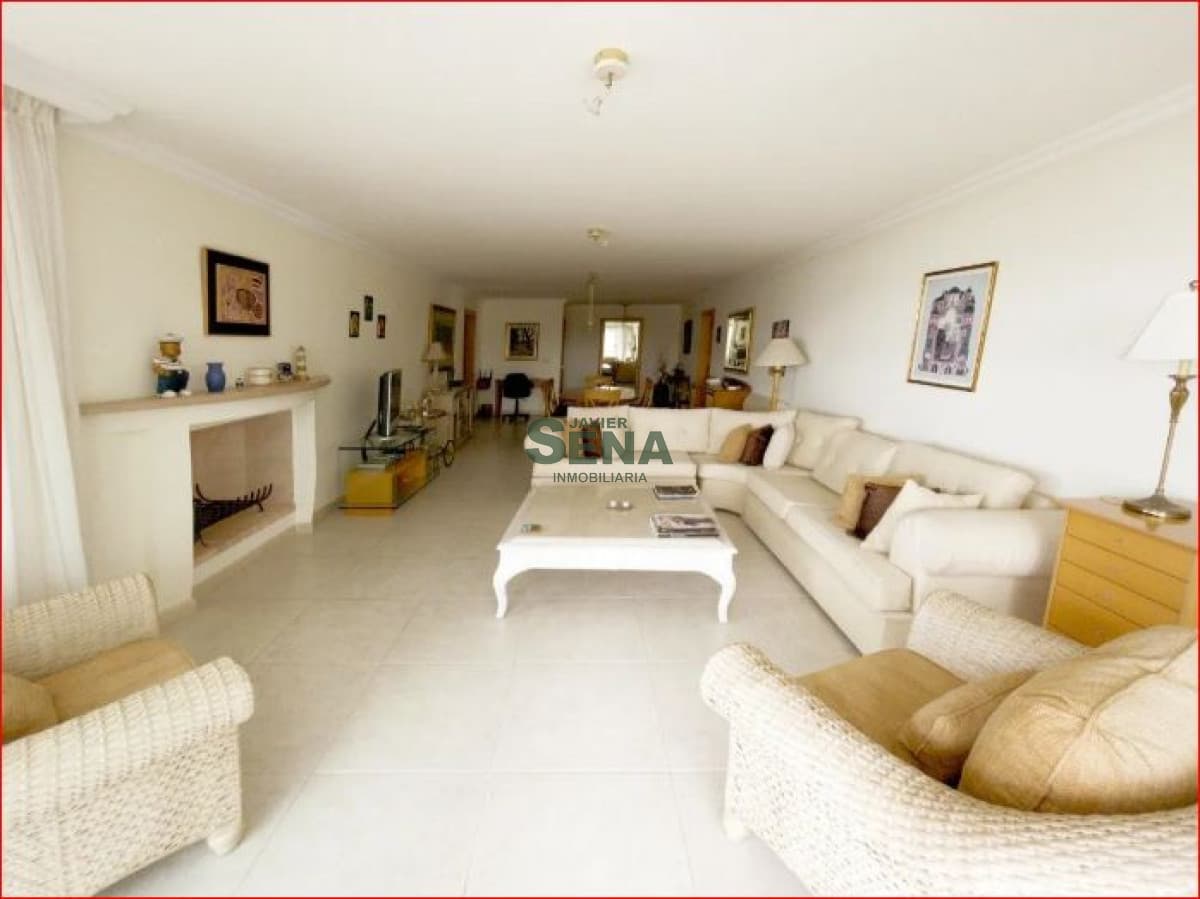 Alquila apartamento en la Brava, 4 dormitorios, 3 baños, piscina, frente al mar.