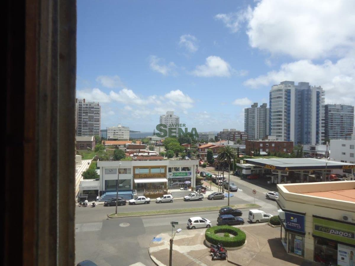Alquiler de apartamento en la Brava, de 1 dormitorio y medio con balcon.