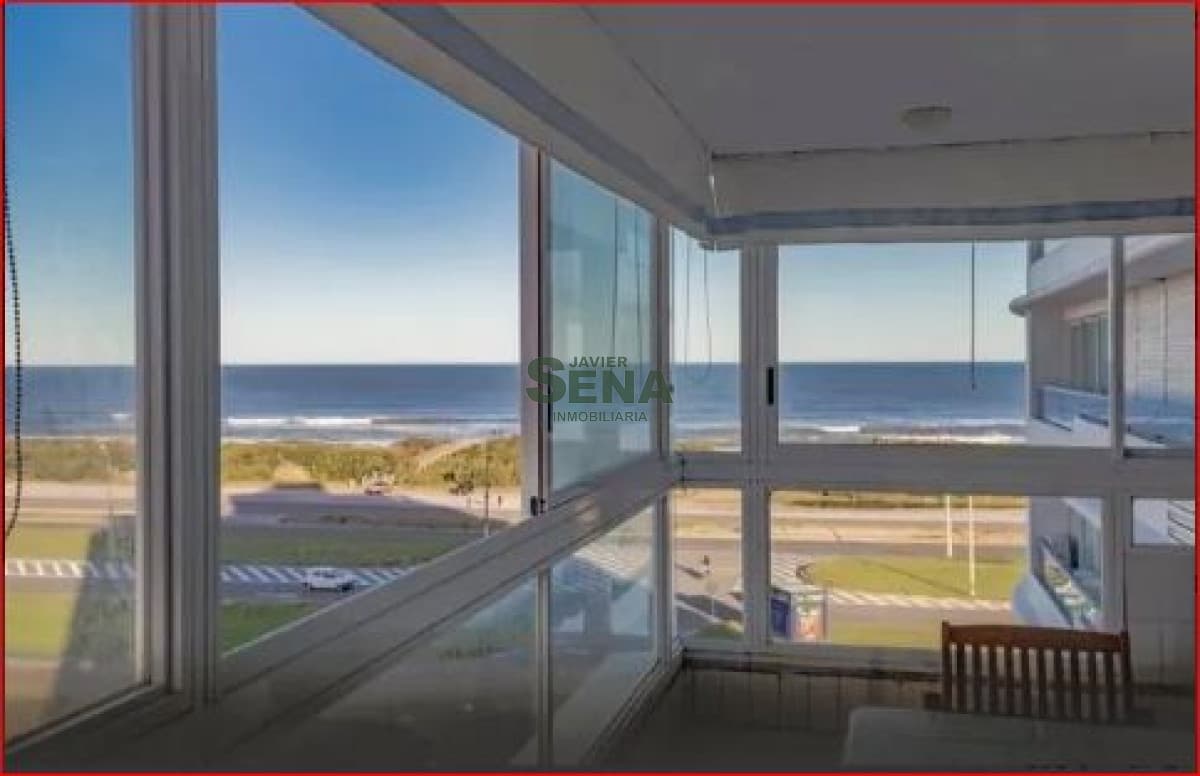 Alquila apartamento en la Brava, 4 dormitorios, 3 baños, piscina, frente al mar.