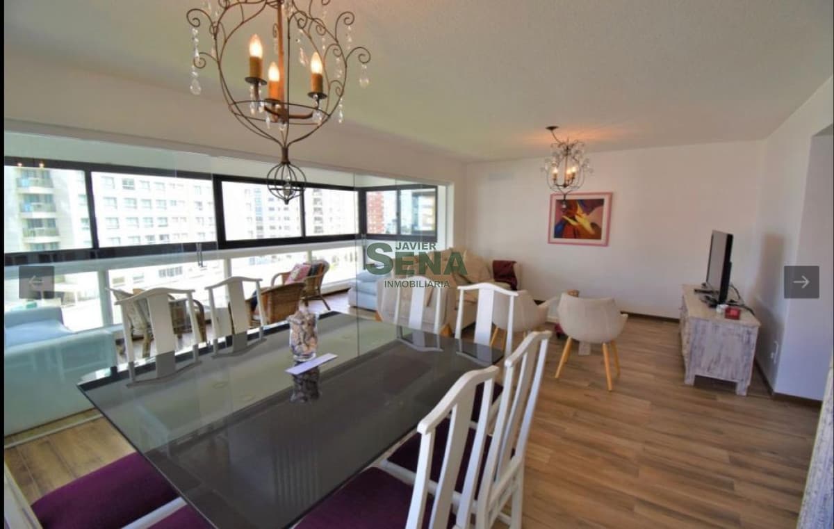 Venta de apartamento en la brava, 3 dormitorios, 2 baños, balcon, buena vista al mar.