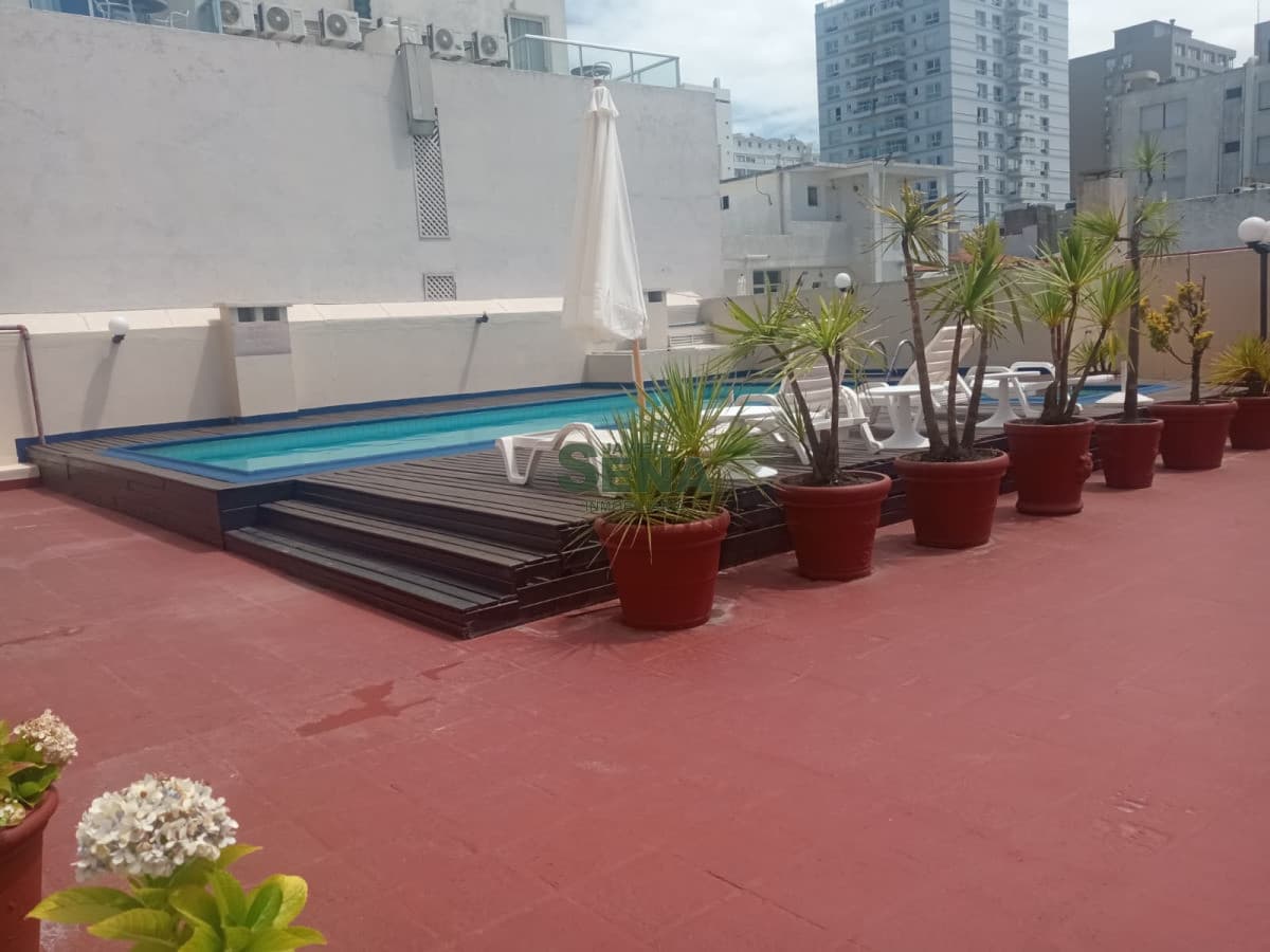 Venta de apto de 3 dormitorios y 2 baños en peninsula, buen edificio.