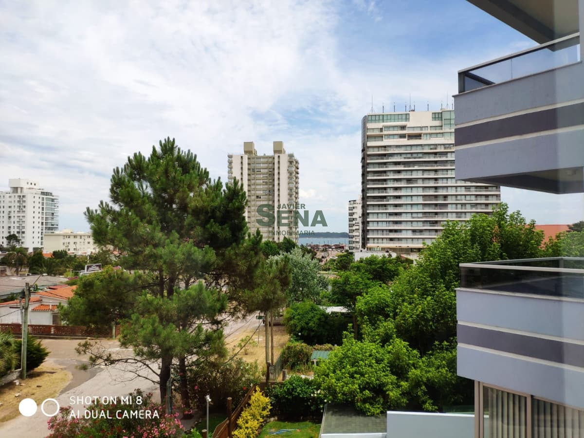 Alquiler de apartamento en la Mansa, 2 dormitorios, 2 baños, buena unidad con piscina.