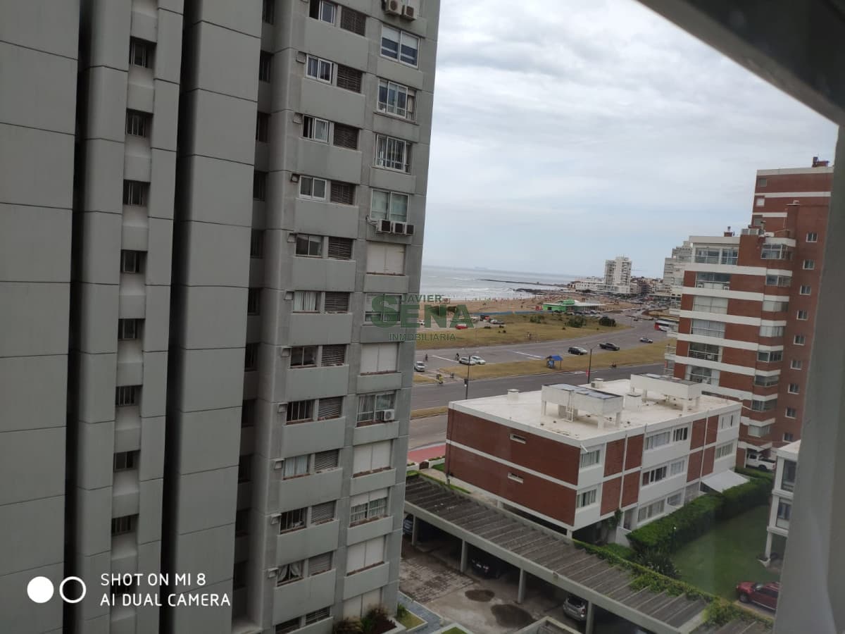 Venta de apartamento en la brava, 3 dormitorios, 2 baños, piscina, buena vista.