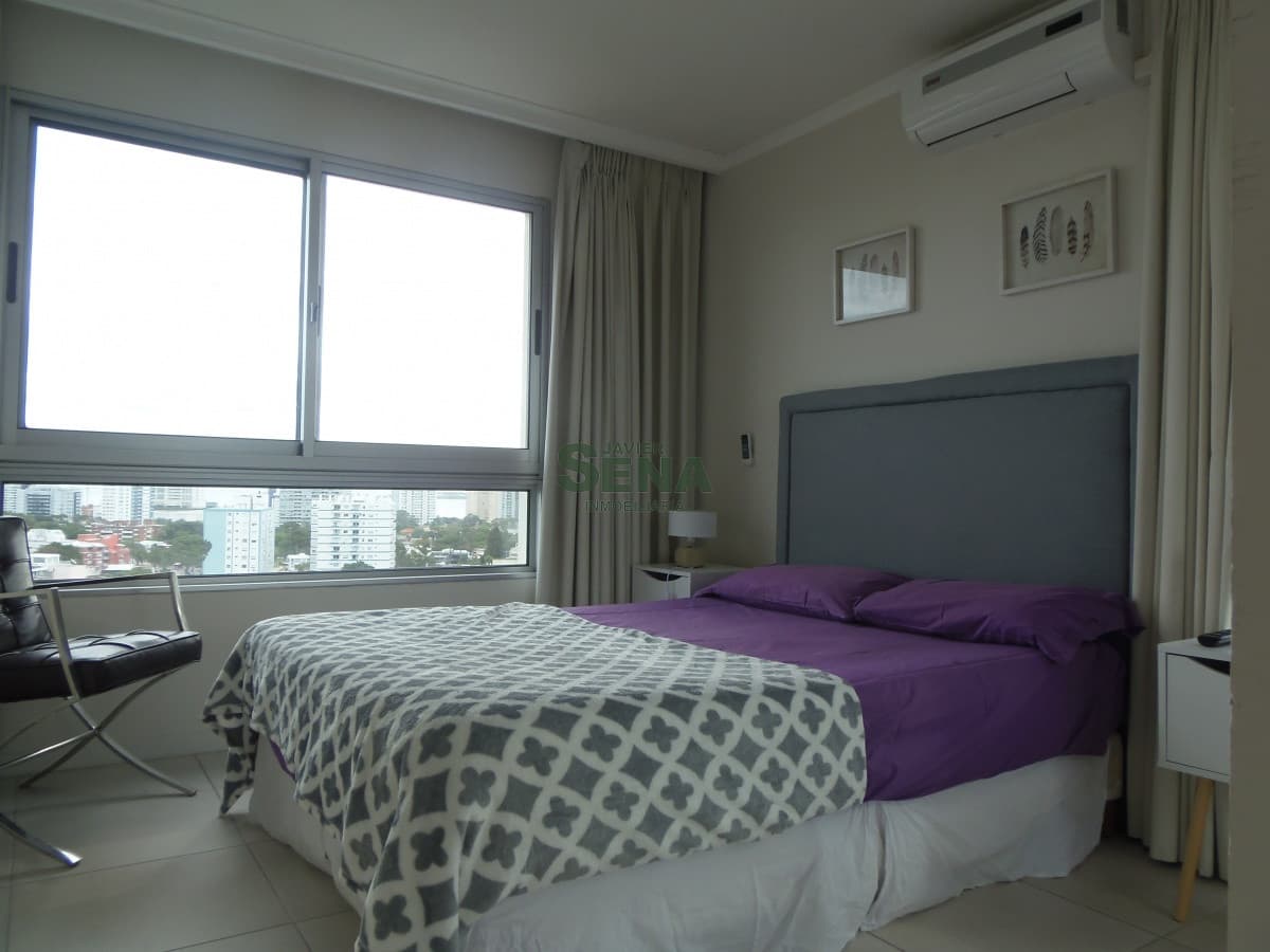 Venta de apartamento en Av . Roosevelt, 1 dormitorios y medio, baño, y todos los servicios.