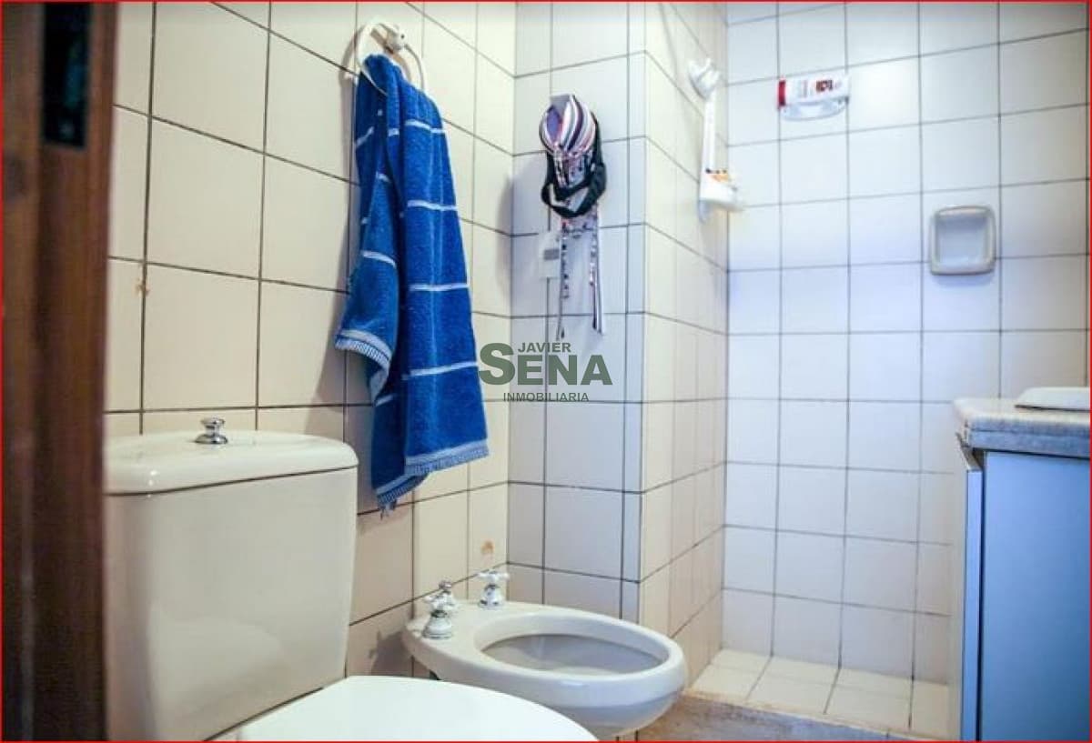 Venta y alquiler de apartamento en la Mansa, 1 dormitorio, baño, con servicios, a metros del mar.