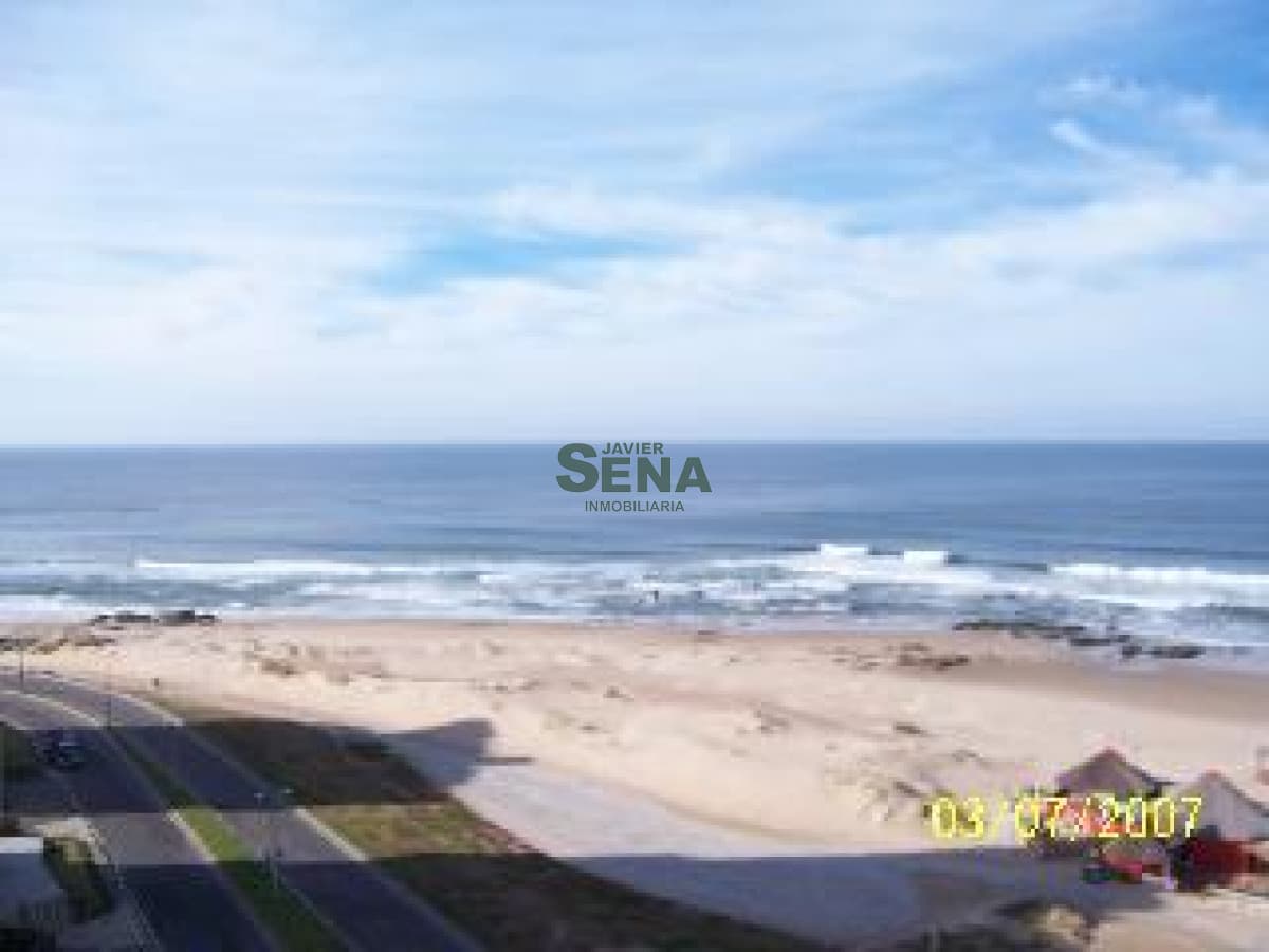 Venta y alquiler de apto en la Brava, 3 dormitorios, 2 baños, terraza, vista