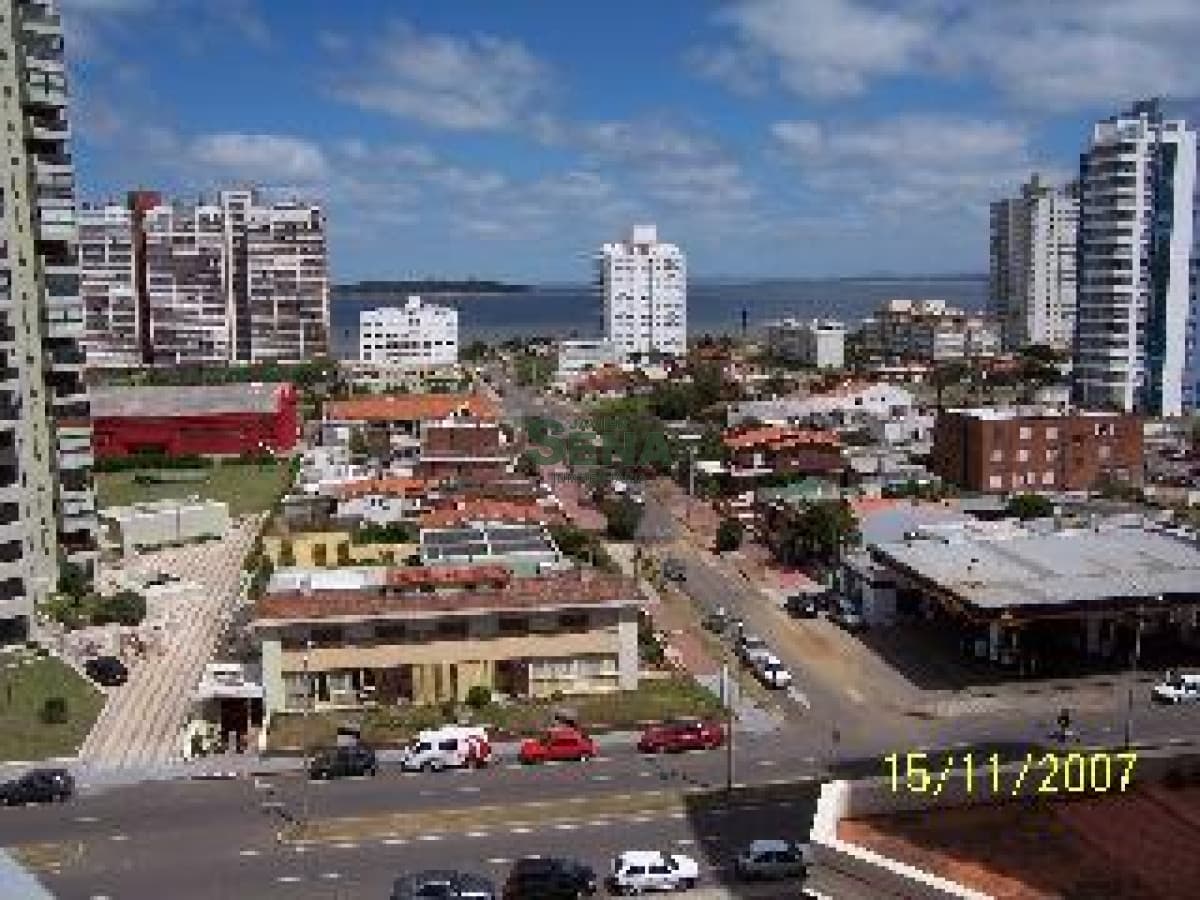 Venta y alquiler en la Brava, 3 dormitorios, 3 baños, buena vista.