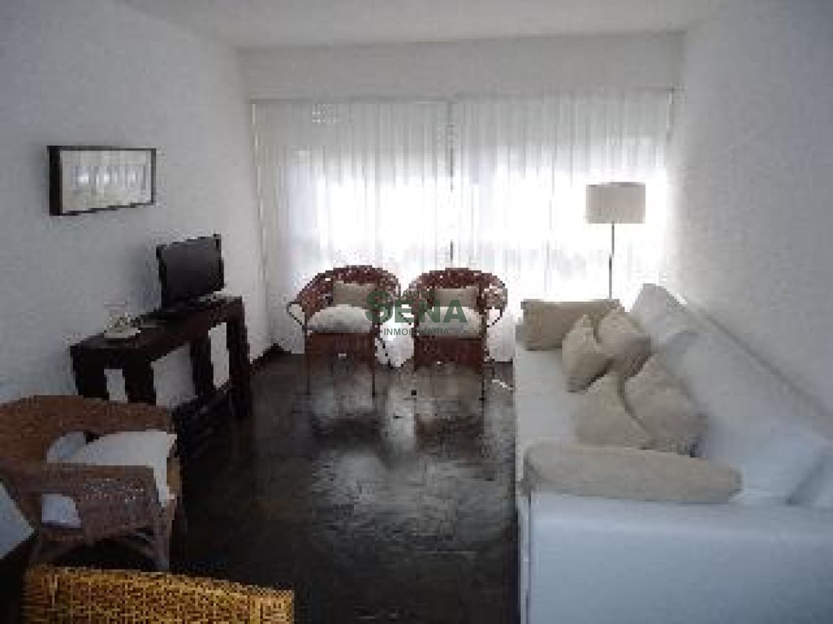 Alquiler y venta de apartamento en la Brava, 1 dormitorio, baño, vista con servicios.