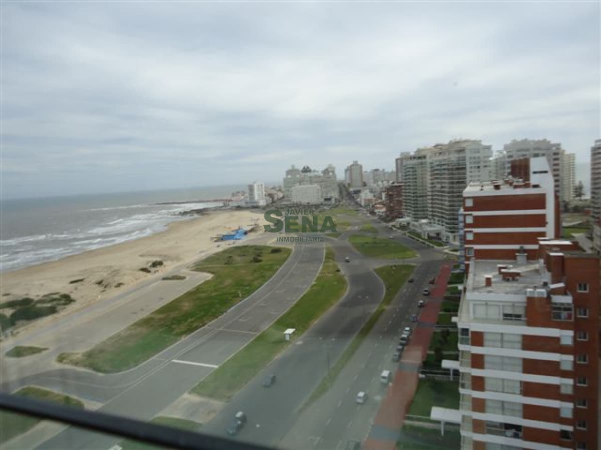 Alquiler en Brava, 3 dormitorios, 2 baños, terraza, gran vista