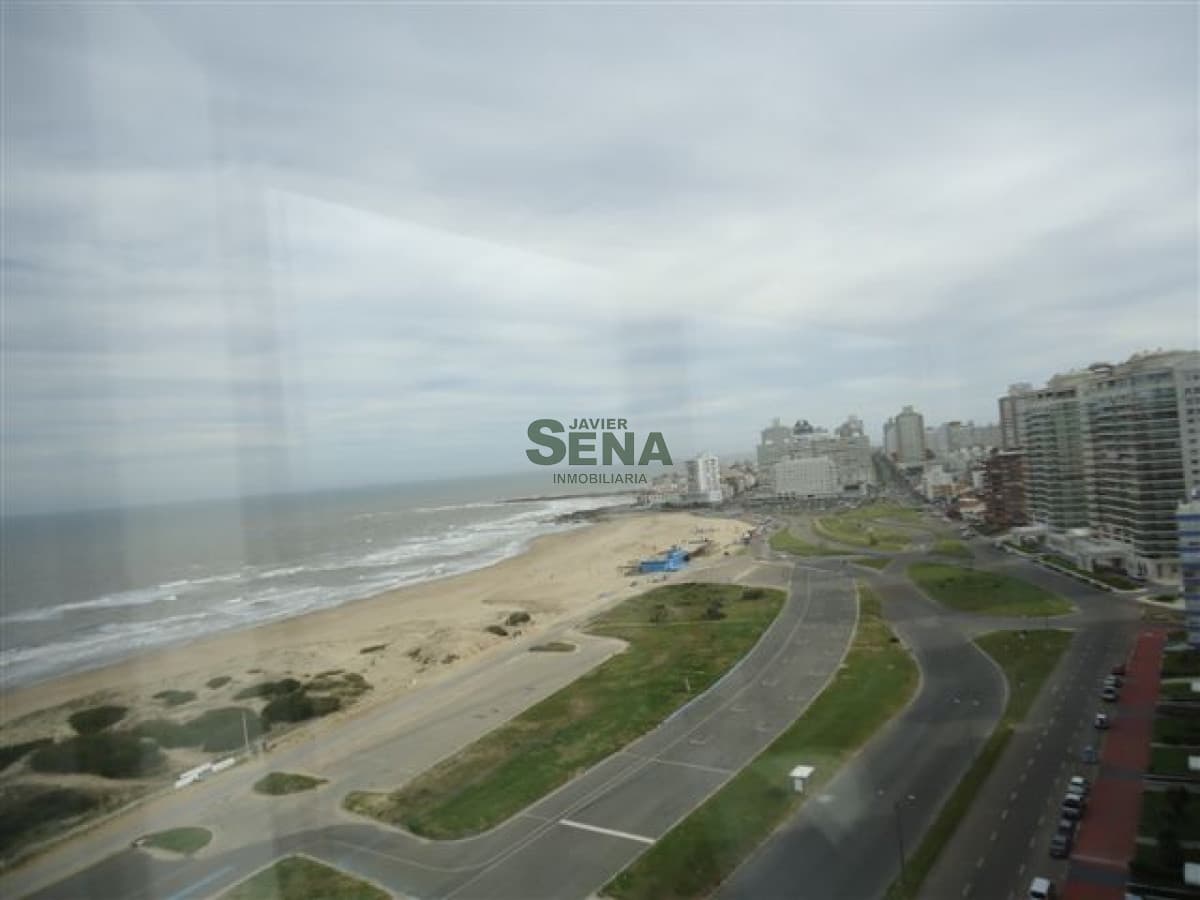Alquiler en Brava, 3 dormitorios, 2 baños, terraza, gran vista