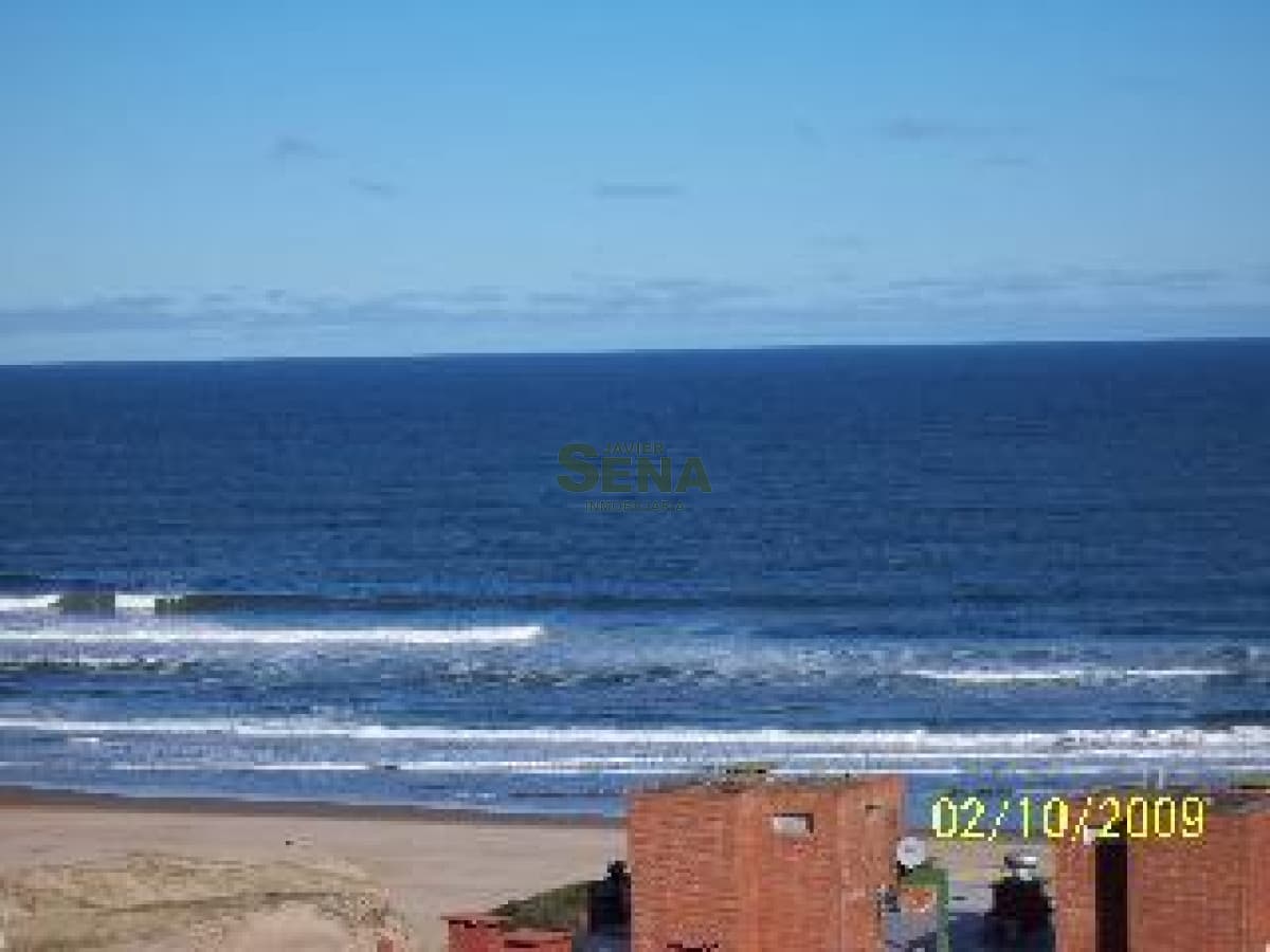 Alquiler de apartamento en la Brava, 1 dormitorio y medio, linda vista con todos los servicios.