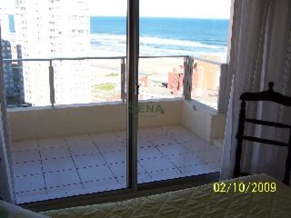 Alquiler de apartamento en la Brava, 1 dormitorio y medio, linda vista con todos los servicios.
