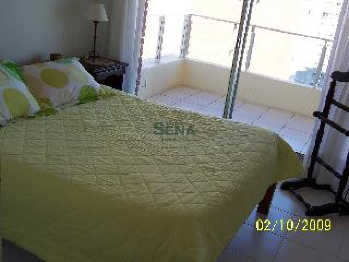 Alquiler de apartamento en la Brava, 1 dormitorio y medio, linda vista con todos los servicios.
