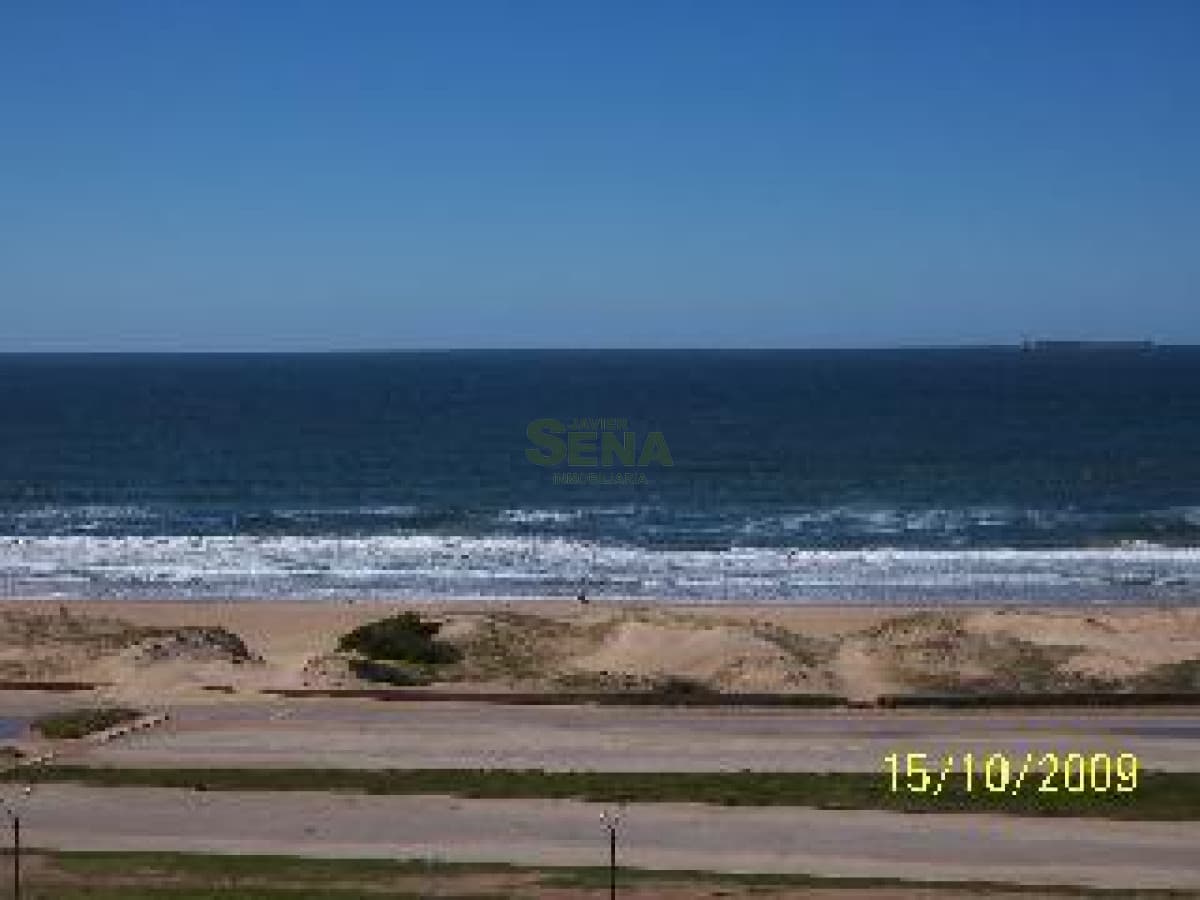 Venta y alquiler apartamento en la Brava, 2 dormitorios, 2 baños, balcon vista y servicios.