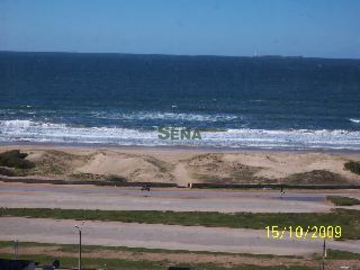 Venta y alquiler apartamento en la Brava, 2 dormitorios, 2 baños, balcon vista y servicios.