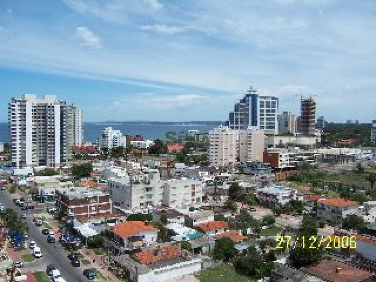 Venta y alquiler en la Brava, 1 dormitorio, baño, pileta y servicios.