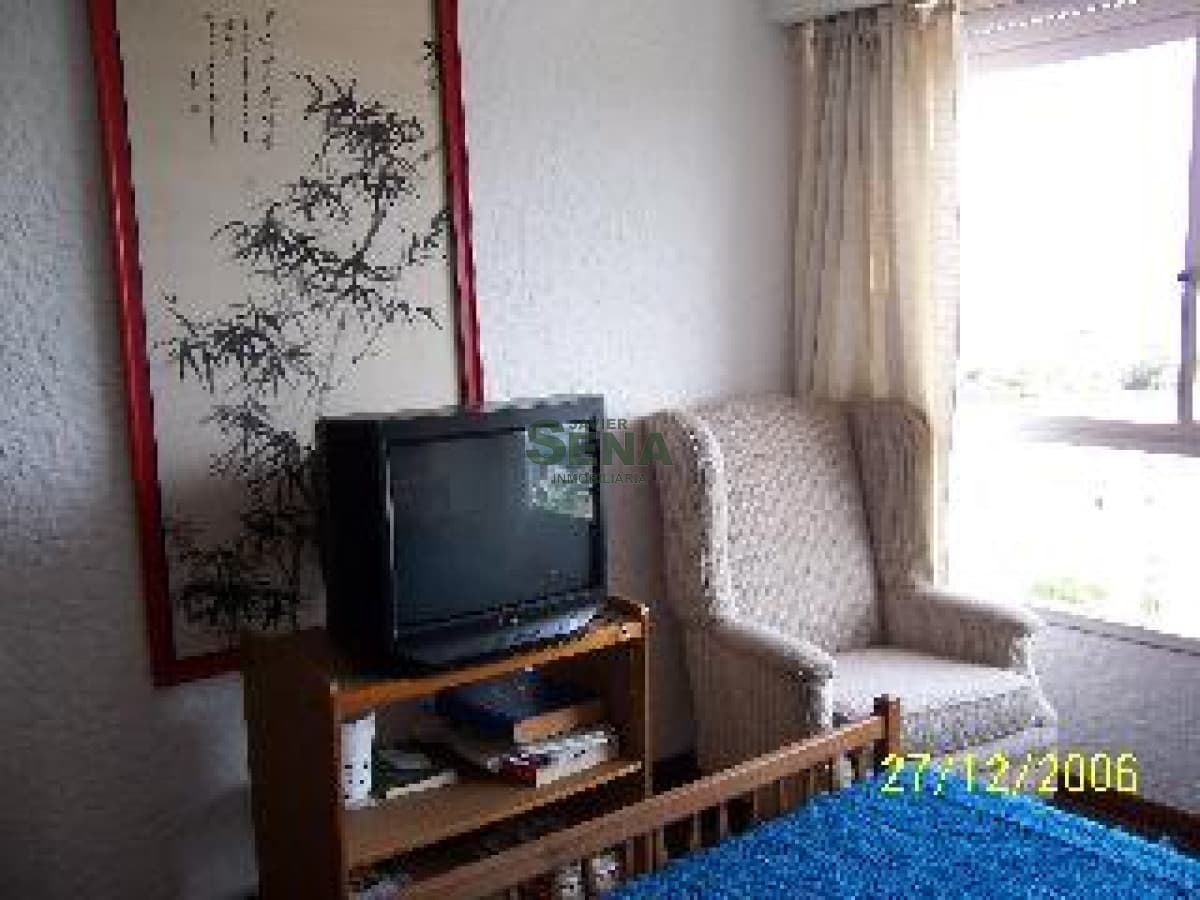 Venta y alquiler en la Brava, 1 dormitorio, baño, pileta y servicios.