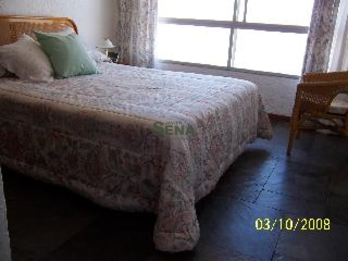 Venta y alquiler de apartamento en la Brava, 3 dormitorios, 2 baños, linda vista y todos los servicios.
