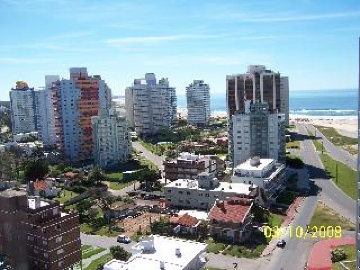 Venta y alquiler de apartamento en la Brava, 3 dormitorios, 2 baños, linda vista y todos los servicios.