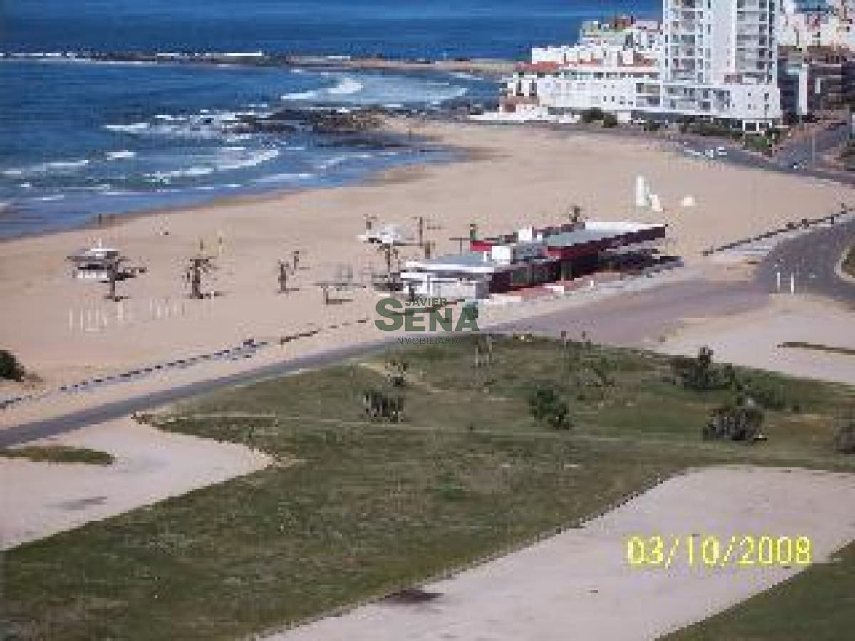 Venta y alquiler de apartamento en la Brava, 3 dormitorios, 2 baños, linda vista y todos los servicios.