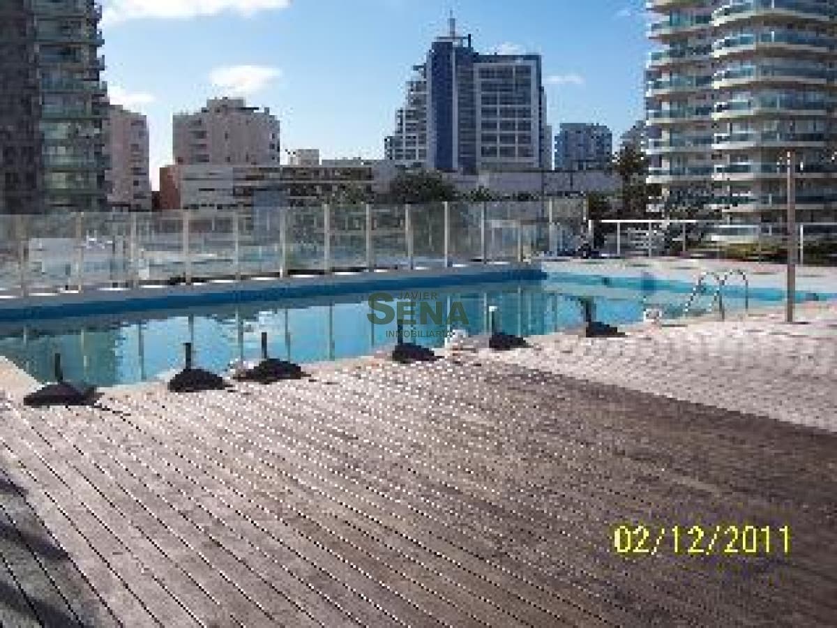 Venta y alquiler en Mansa, 3 dormitorios, 3 baños, con servicios.