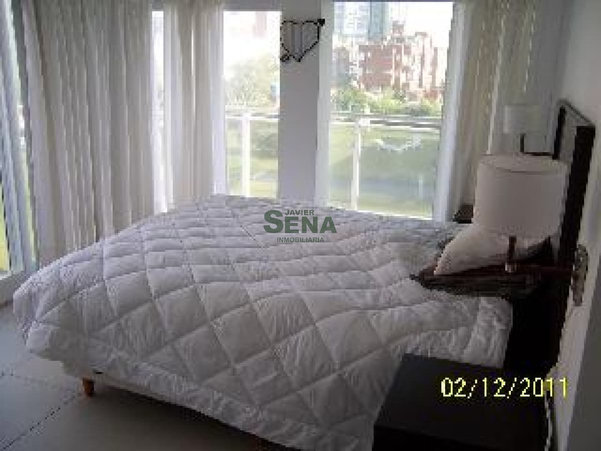 Venta y alquiler en Mansa, 3 dormitorios, 3 baños, con servicios.