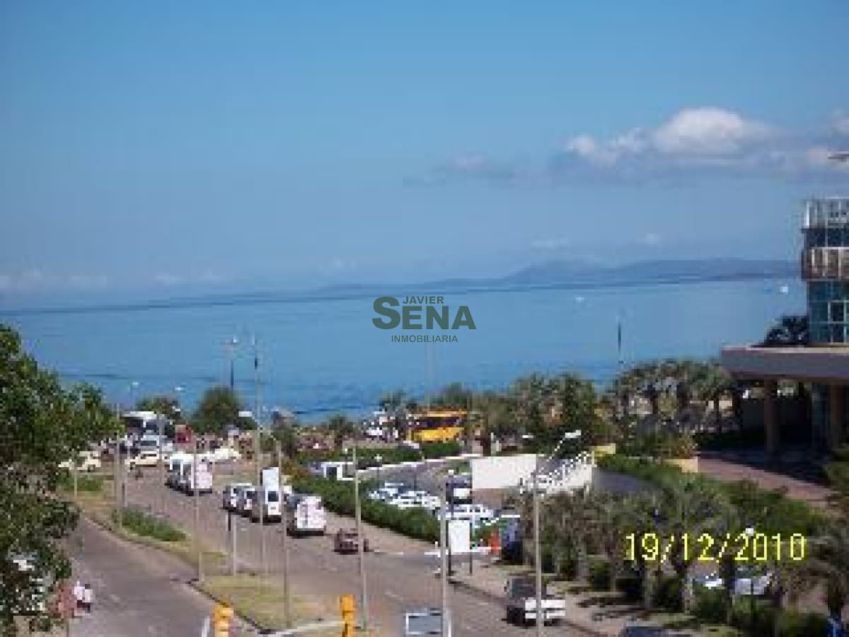 Venta y alquiler en Mansa, 2 dormitorios, 2 baños, vista a 2 cuadras del mar