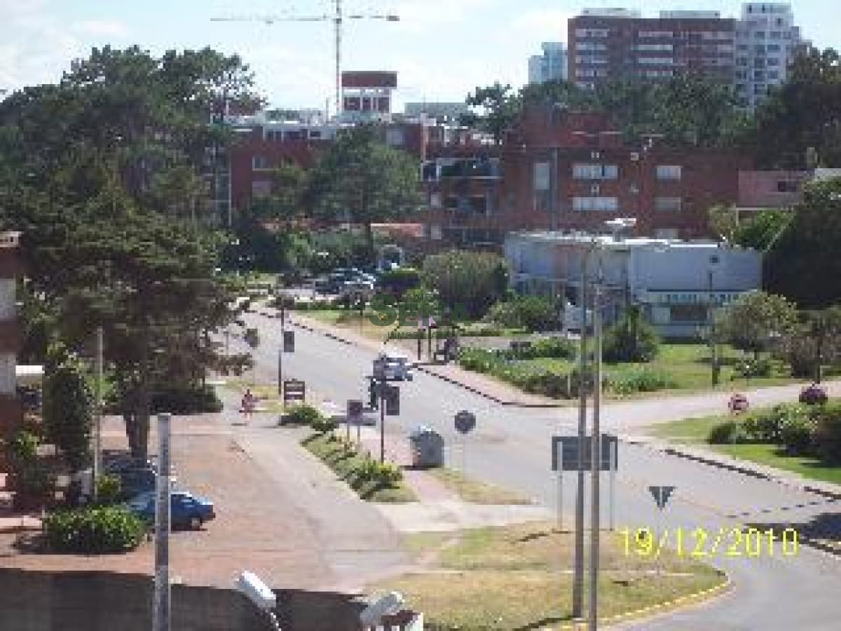 Venta y alquiler en Mansa, 2 dormitorios, 2 baños, vista a 2 cuadras del mar
