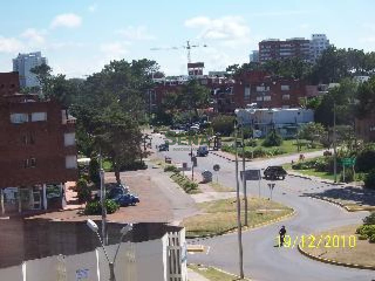 Venta y alquiler en Mansa, 2 dormitorios, 2 baños, vista a 2 cuadras del mar