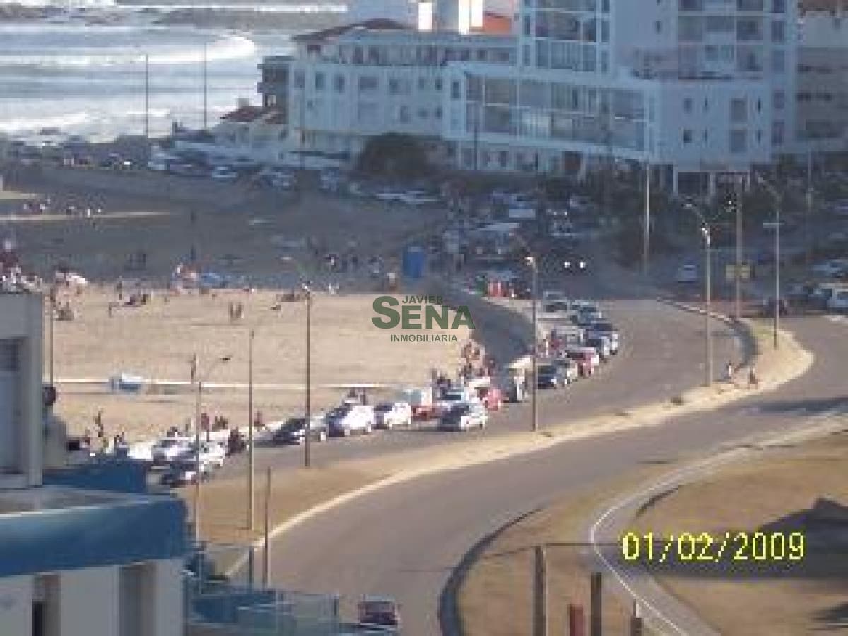 Brava, 1 dormitorio y medio, muy lindo gran vista con todos los servicios.